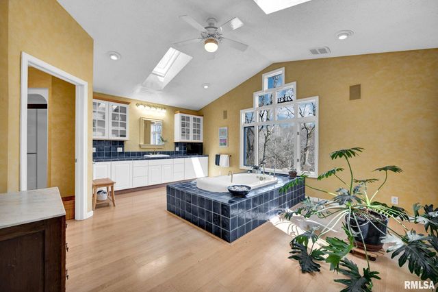 1230 N OLDE FARM Road, East Peoria, IL 61611