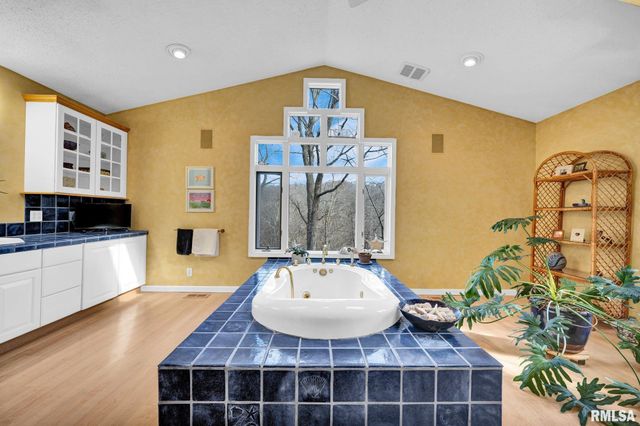 1230 N OLDE FARM Road, East Peoria, IL 61611