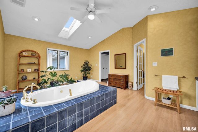 1230 N OLDE FARM Road, East Peoria, IL 61611