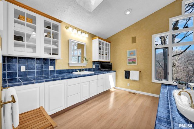 1230 N OLDE FARM Road, East Peoria, IL 61611