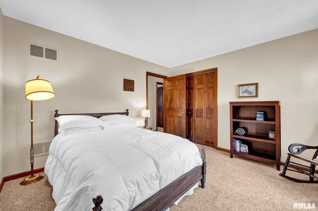 1230 N OLDE FARM Road, East Peoria, IL 61611