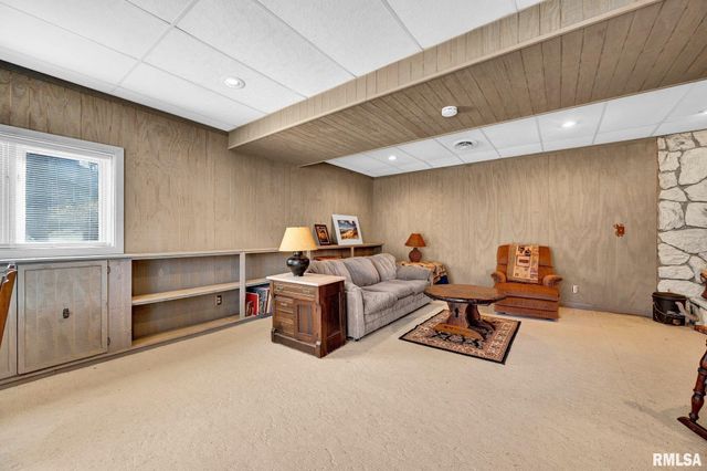 1230 N OLDE FARM Road, East Peoria, IL 61611