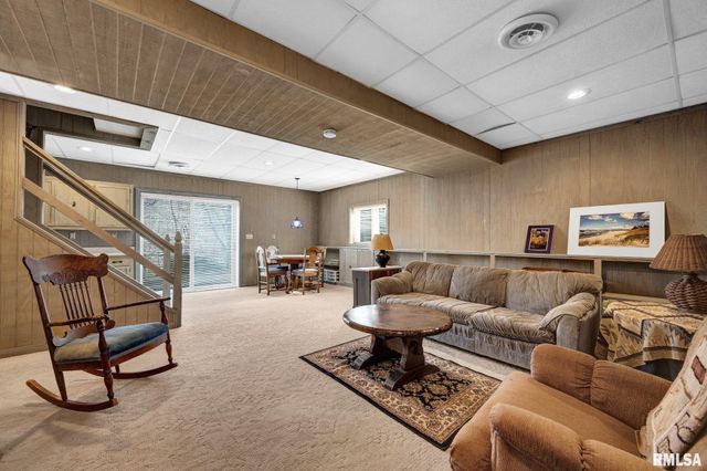 1230 N OLDE FARM Road, East Peoria, IL 61611