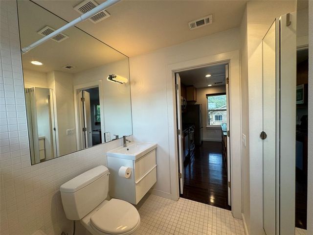 1208 E 2nd ST B, Austin, TX 78702