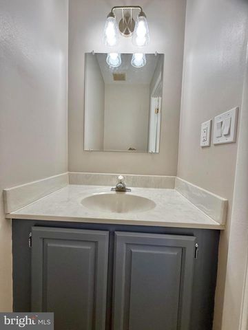 18028 OLDE PORT LN, Triangle, VA 22172