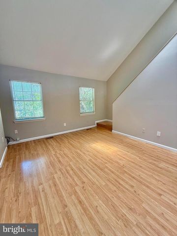 18028 OLDE PORT LN, Triangle, VA 22172
