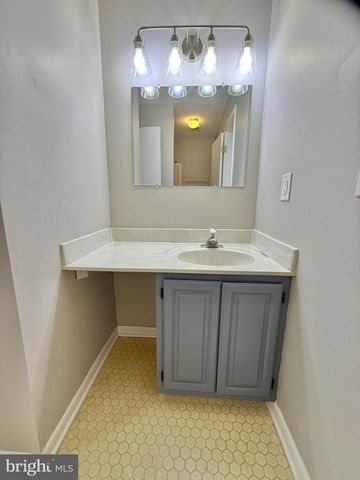 18028 OLDE PORT LN, Triangle, VA 22172