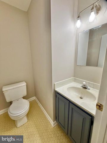 18028 OLDE PORT LN, Triangle, VA 22172