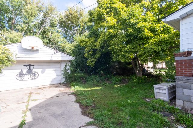 16893 Hauss Avenue, Eastpointe, MI 48021