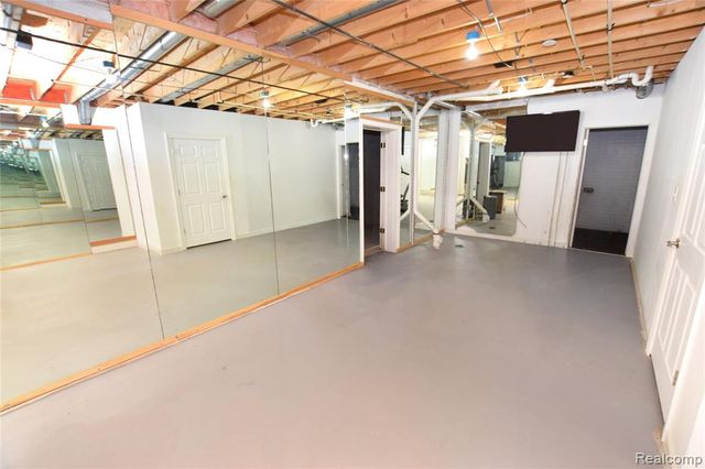 2182 Wiggins Road, Fenton, MI 48430