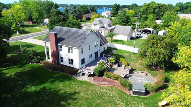 2182 Wiggins Road, Fenton, MI 48430
