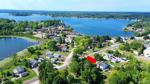 2182 Wiggins Road, Fenton, MI 48430