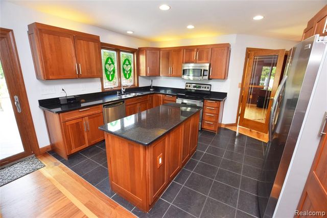 2182 Wiggins Road, Fenton, MI 48430