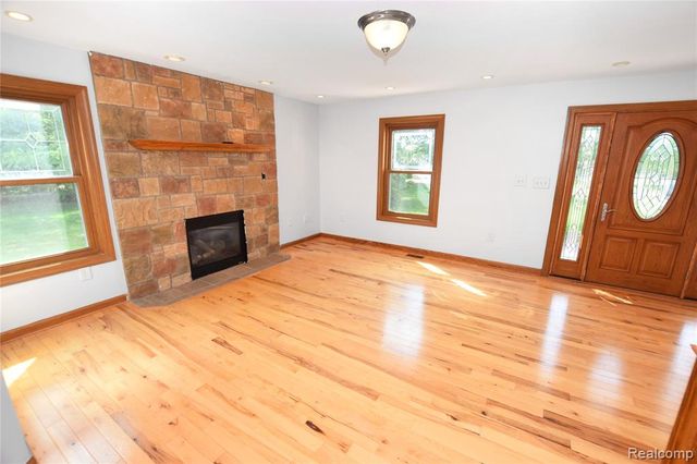2182 Wiggins Road, Fenton, MI 48430
