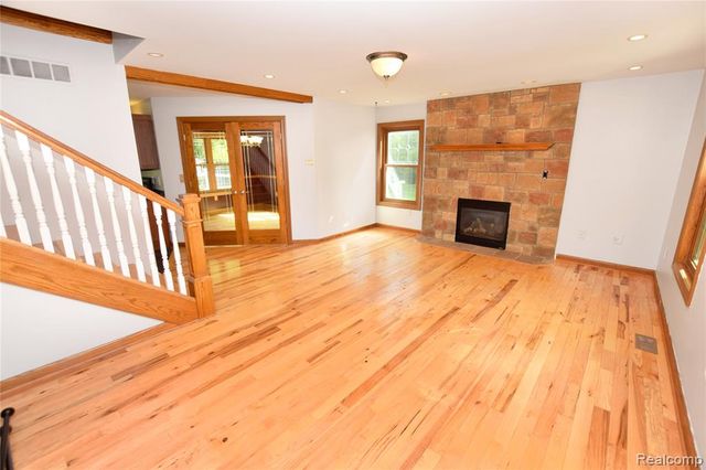 2182 Wiggins Road, Fenton, MI 48430