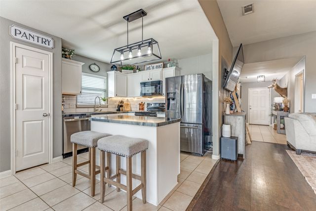 165 Buffalo Ridge Drive, Newark, TX 76071