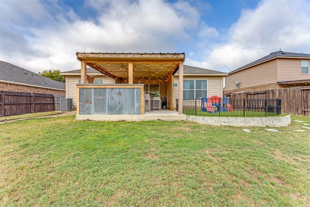 165 Buffalo Ridge Drive, Newark, TX 76071