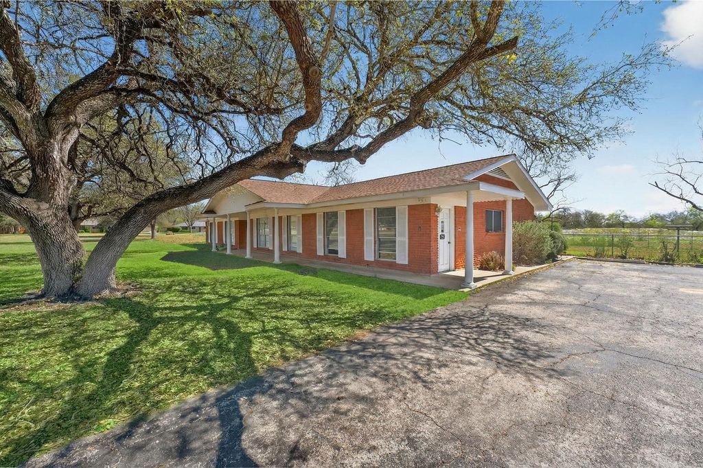 514 Hospital BLVD, Floresville, TX 78114