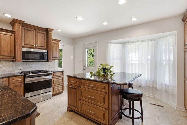 460 Trinity Court, Buffalo Grove, IL 60089