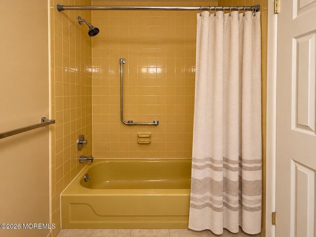 132 Amberly Drive B, Manalapan, NJ 07726