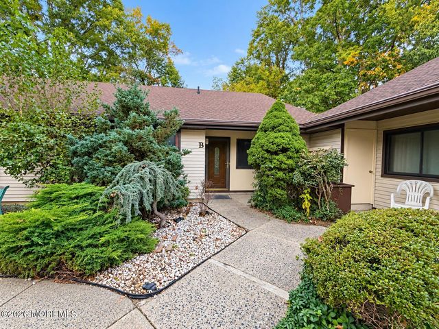 132 Amberly Drive B, Manalapan, NJ 07726