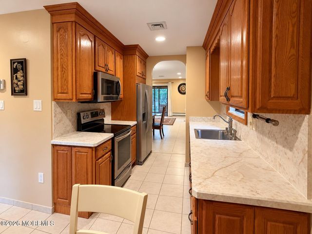 132 Amberly Drive B, Manalapan, NJ 07726