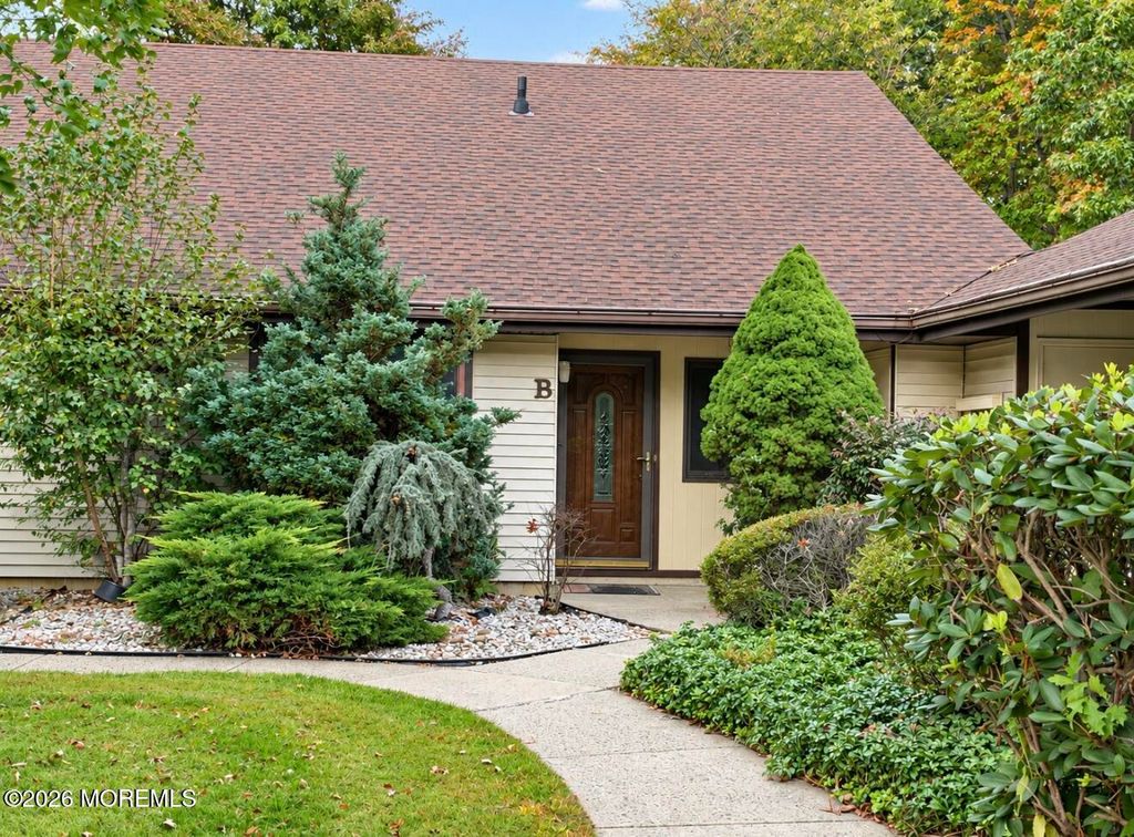 132 Amberly Drive B, Manalapan, NJ 07726