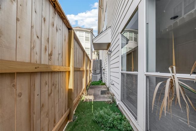 2250 La Branch Street, Houston, TX 77002