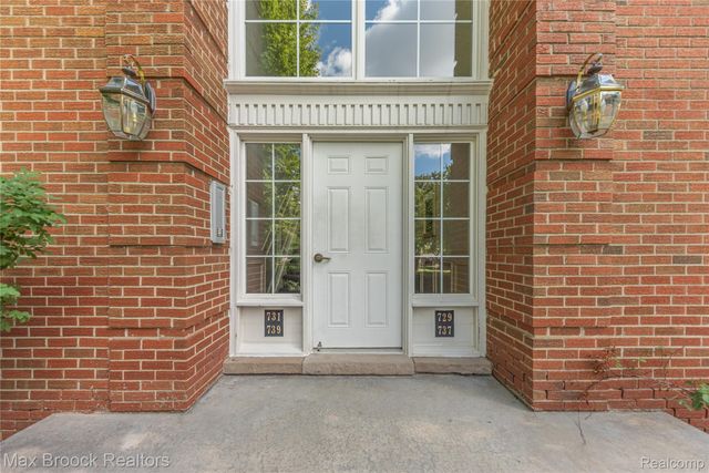 731 E Fox Hills Drive 183, Bloomfield Charter Township, MI 48304