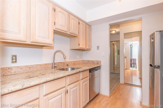 731 E Fox Hills Drive 183, Bloomfield Charter Township, MI 48304