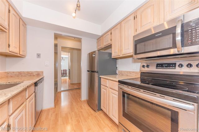 731 E Fox Hills Drive 183, Bloomfield Charter Township, MI 48304