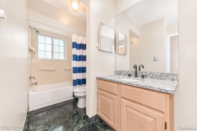 731 E Fox Hills Drive 183, Bloomfield Charter Township, MI 48304