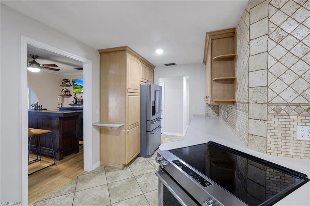 Image 10 of property listing at 4548 SE 11th PL, Cape Coral, FL 33904