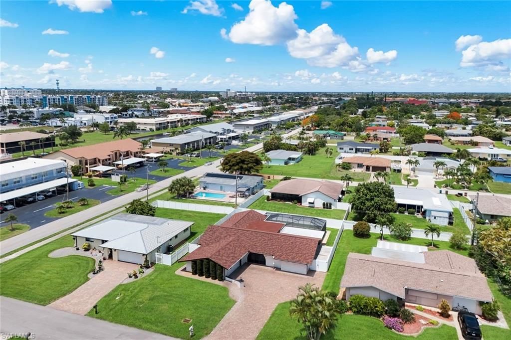 Image 34 of property listing at 4548 SE 11th PL, Cape Coral, FL 33904