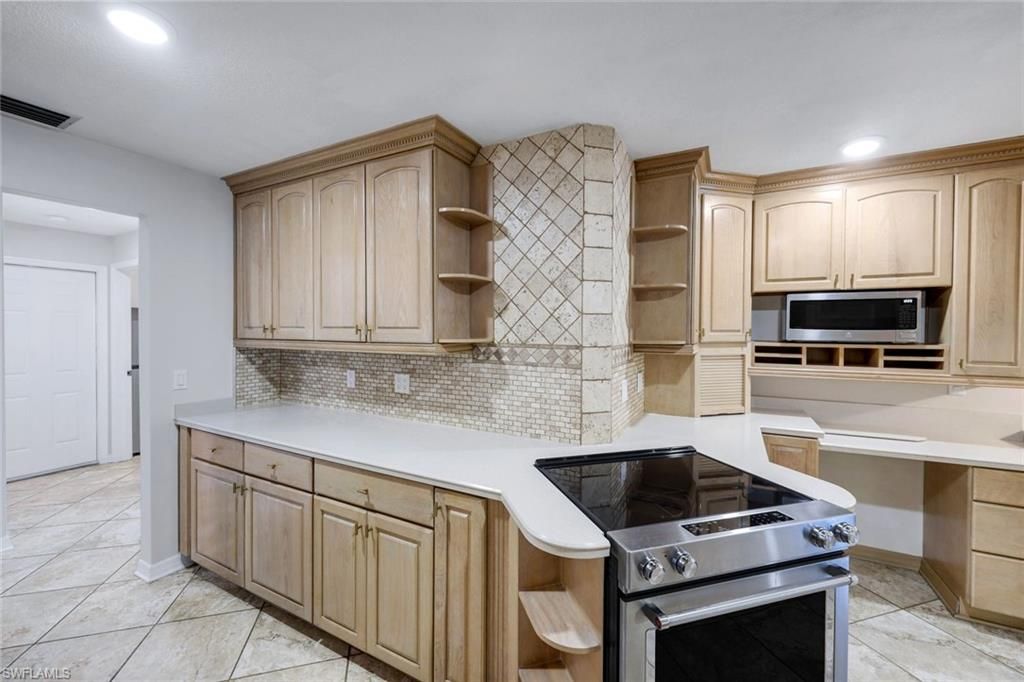 Image 6 of property listing at 4548 SE 11th PL, Cape Coral, FL 33904
