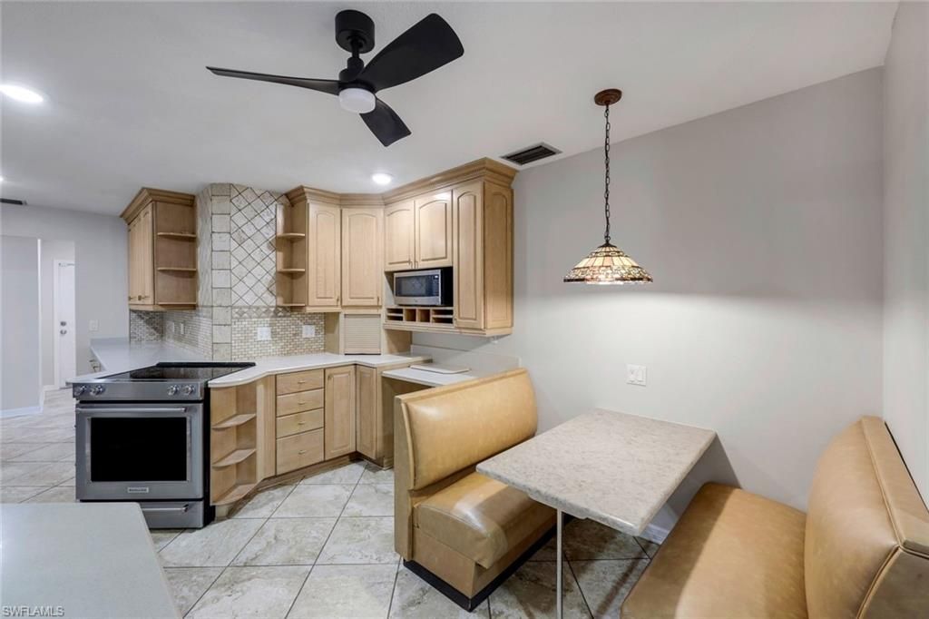 Image 7 of property listing at 4548 SE 11th PL, Cape Coral, FL 33904