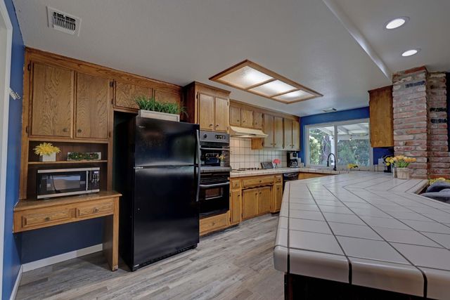 8242 Treecrest Ave, Fair Oaks, CA 95628