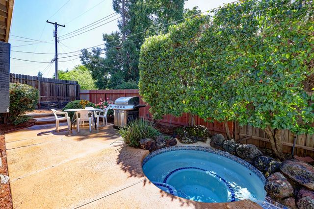 8242 Treecrest Ave, Fair Oaks, CA 95628