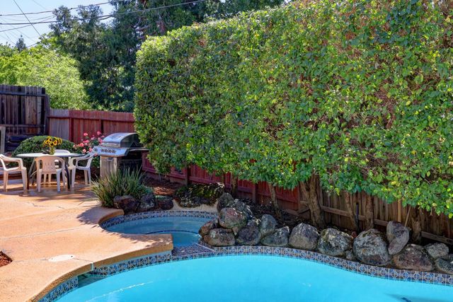 8242 Treecrest Ave, Fair Oaks, CA 95628