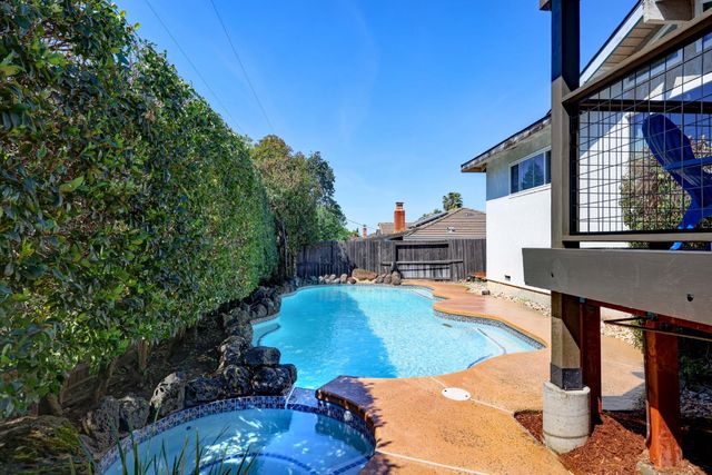 8242 Treecrest Ave, Fair Oaks, CA 95628