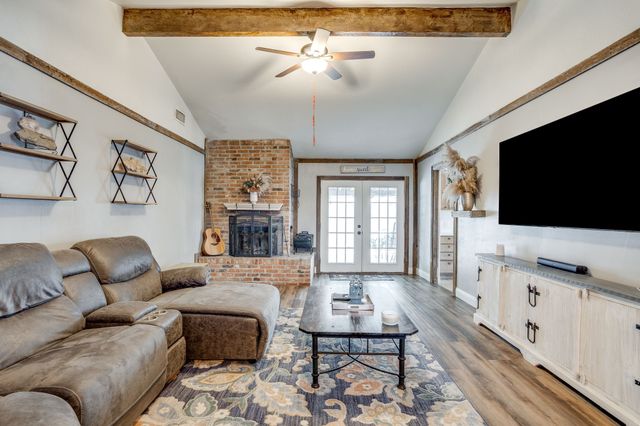 435 SE Gardens Boulevard, Burleson, TX 76028