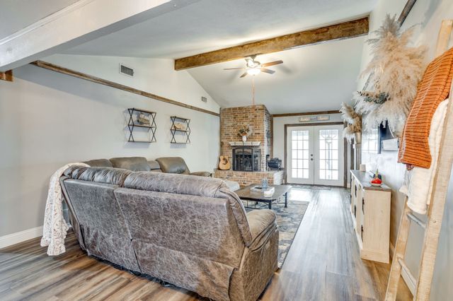 435 SE Gardens Boulevard, Burleson, TX 76028