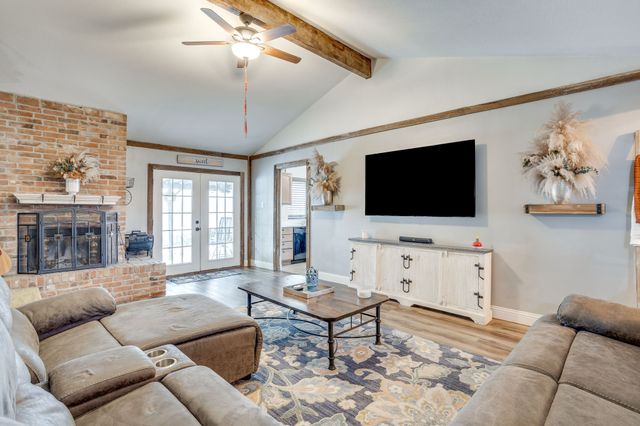 435 SE Gardens Boulevard, Burleson, TX 76028
