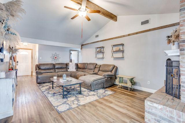 435 SE Gardens Boulevard, Burleson, TX 76028