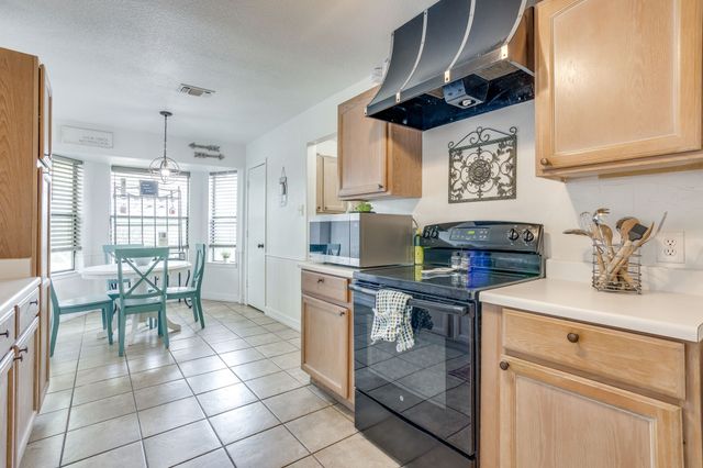 435 SE Gardens Boulevard, Burleson, TX 76028