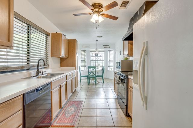 435 SE Gardens Boulevard, Burleson, TX 76028