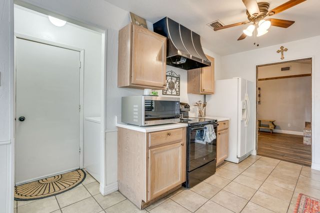 435 SE Gardens Boulevard, Burleson, TX 76028