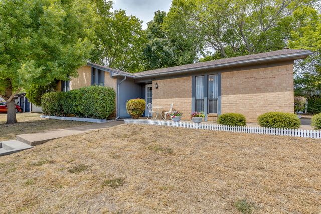 435 SE Gardens Boulevard, Burleson, TX 76028