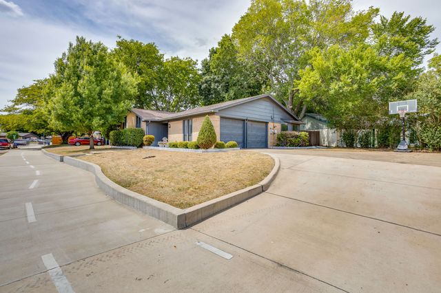 435 SE Gardens Boulevard, Burleson, TX 76028