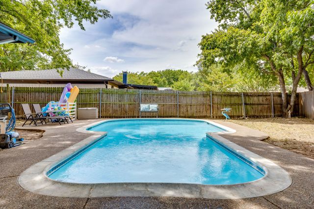 435 SE Gardens Boulevard, Burleson, TX 76028